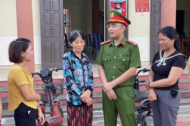 <a href="/tin-tuc-su-kien/tin-hoat-dong" title="Tin hoạt động" rel="dofollow">Tin hoạt động</a>