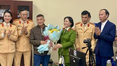 Ngày đầu tiên tiếp nhận hồ sơ cấp Phiếu lý lịch tư pháp và cấp, cấp đổi Giấy phép lái xe