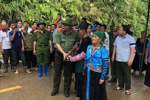 Giám đốc Công an tỉnh trao thư của Bộ trưởng Bộ Công an thăm hỏi và chia buồn gia đình đ/c Thao Văn Súa - Trưởng Công an xã Nhi Sơn hy sinh trong đợt mưa lũ ngày 3/8/2019