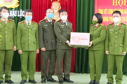 Đại tá Phan Thị Hường, Phó Giám đốc Công an tỉnh thăm và chúc tết CBCS Công an các huyện Hậu Lộc, Thạch Thành và Thiệu Hoá