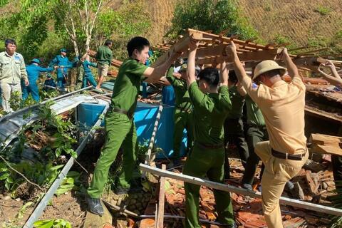Công an huyện Quan Sơn hỗ trợ Nhân dân khắc phục hậu quả vụ sập nhà do sạt lở đất