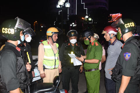 Đồng loạt ra quân tuần tra vũ trang kết hợp tuần tra nghiệp vụ phòng ngừa tội phạm và bảo đảm trật tự ATGT trên địa bàn tỉnh Thanh Hóa