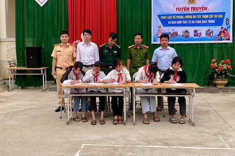 Công an huyện Mường Lát tuyên truyền pháp luật cho học sinh
