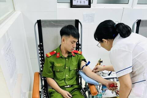 Chiến sĩ Cảnh sát PCCC và CNCH hiến máu cứu người