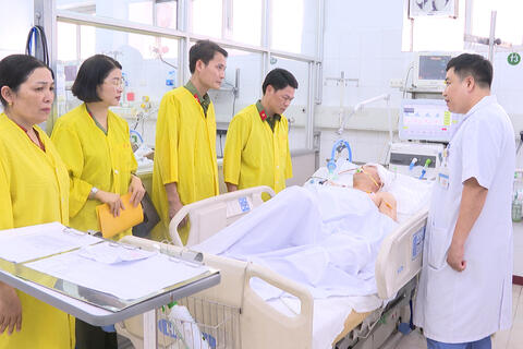 Lãnh đạo Công an tỉnh thăm cán bộ Công an thị xã Nghi Sơn bị thương khi làm nhiệm vụ