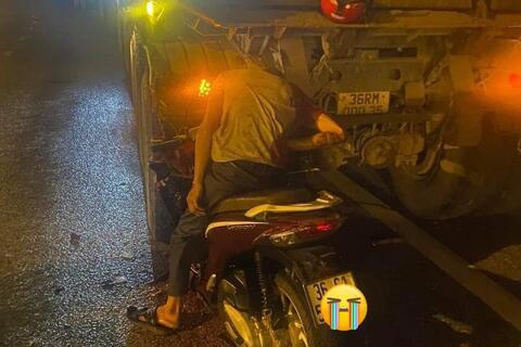 Thanh Hoá: Không chú ý quan sát, 01 người điều khiển xe mô tô tử vong khi đâm vào đuôi xe ô tô đầu kéo
