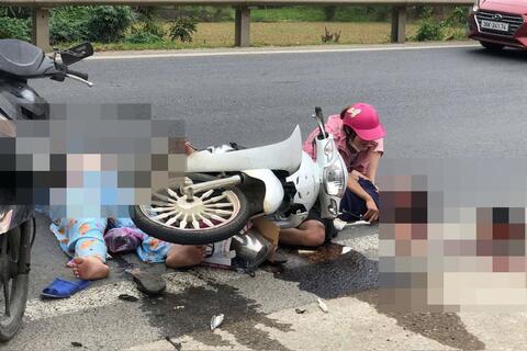 Thanh Hoá: Người điều khiển xe mô tô đi không đúng phần đường gây tai nạn giao thông, làm 02 người bị thương nặng