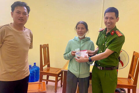 Công an phường Phú Sơn nhanh chóng xác minh, trao trả tài sản bị mất cho người dân