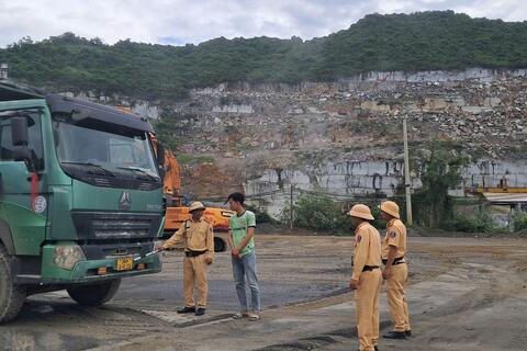 Xác minh, xử lý lái xe ô tô tải che biển số tại thị trấn Yên Lâm, huyện Yên Định