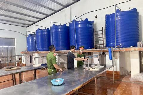 Làm rõ vụ bao bì nước mắm bị vứt bỏ bên đường ghi nơi sản xuất tại Thanh Hóa