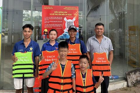 Sầm Sơn triển khai mô hình điểm hướng dẫn và hỗ trợ tắm biển an toàn