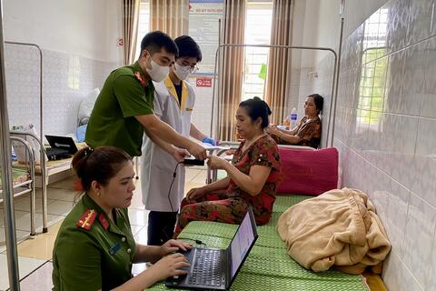 Linh hoạt, gần dân, nghĩa tình sâu nặng: Công an Thanh Hóa thu mẫu ADN cho thân nhân liệt sĩ tại bệnh viện