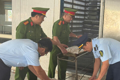 Bắt quả tang 13,5 tấn chân gà không rõ nguồn gốc ngâm hóa chất