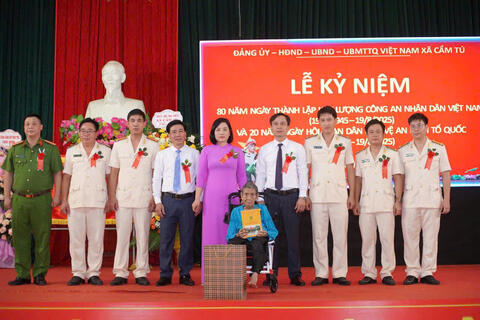 Xã Cẩm Tú tổ chức nhiều hoạt động kỷ niệm 80 năm Ngày truyền thống Công an nhân dân và 20 năm Ngày hội toàn dân bảo vệ an ninh Tổ quốc