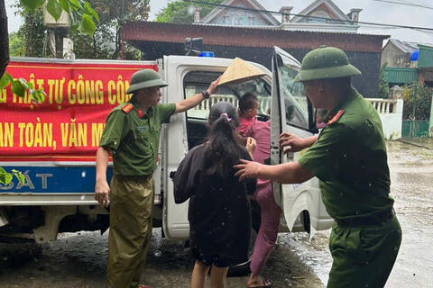 Công an xã Tiên Trang đảm bảo an ninh, trật tự để Nhân dân sơ tán tránh trú bão