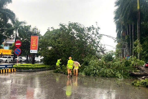 Lực lượng Cảnh sát giao thông căng mình trong bão bảo đảm an toàn giao thông cho người dân