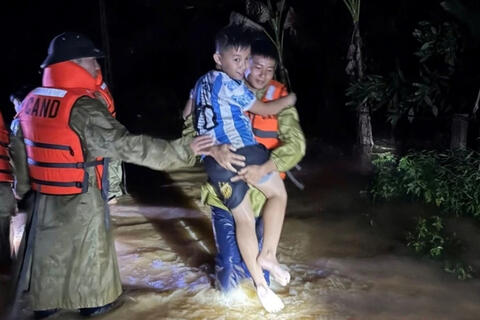 Lũ lớn, báo động trên hàng loạt trên các sông, lực lượng Công an xuyên đêm di dời dân đến nơi an toàn