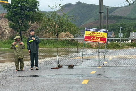 Công an xã Tân Thành căng mình cứu hộ Nhân dân những vùng bị chia cắt do ngập lụt