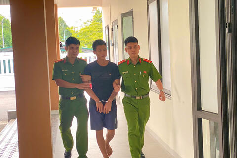 Khống chế đối tượng mang dao xông vào trụ sở chém bị thương cán bộ