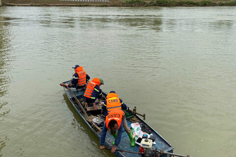 Khẩn trương tìm kiếm nạn nhân nghi nhảy cầu Hoành, xã Biện Thượng