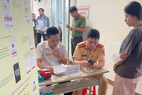 Phòng Cảnh sát giao thông tuyên truyền, hướng dẫn thí sinh sát hạch sử dụng ứng dụng VNeTraffic