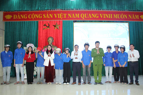 Ra mắt mô hình “Cổng trường an toàn giao thông, an ninh, trật tự và vệ sinh an toàn thực phẩm; đoàn viên thanh niên tham gia giúp đỡ người tái hoà nhập cộng đồng"