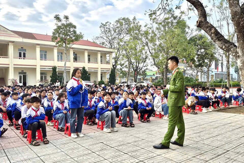 Công an phường Đông Sơn tuyên truyền pháp luật về quản lý, sử dụng pháo, vũ khí, vật liệu nổ và bảo đảm an toàn phòng cháy, chữa cháy
