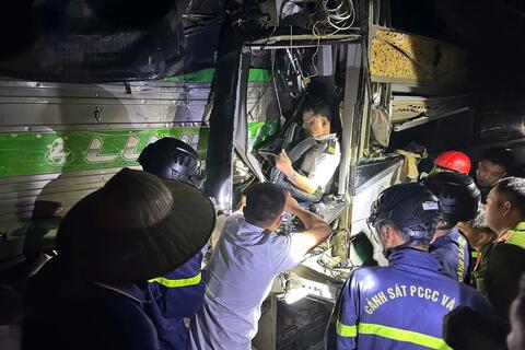 Cảnh sát PCCC và CNCH Công an hai tỉnh Thanh Hóa, Ninh Bình giải cứu 2 nạn nhân mắc kẹt sau tai nạn giao thông