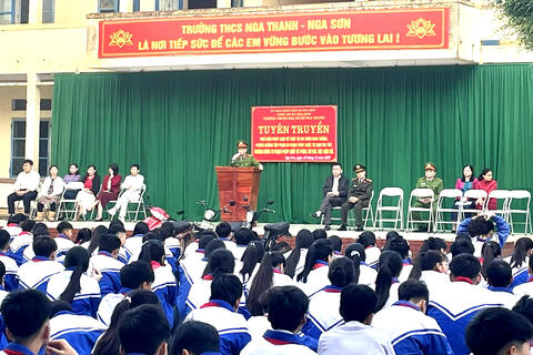 Công an xã Nga Sơn tuyên truyền pháp luật cho học sinh