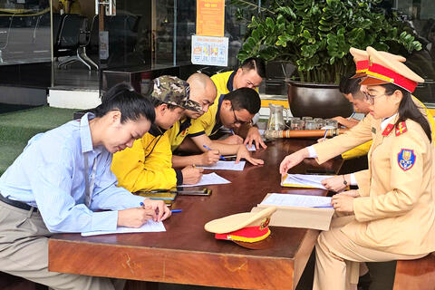 Phòng Cảnh sát giao thông tuyên truyền pháp luật, ký cam kết bảo đảm an toàn giao thông