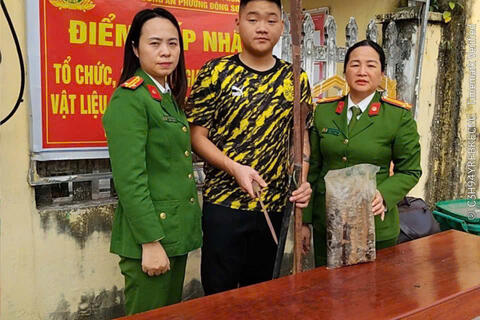 Công an phường Đông Sơn tuyên truyền, vận động, thu hồi vũ khí, vật liệu nổ và pháo dịp Tết Nguyên đán 2026