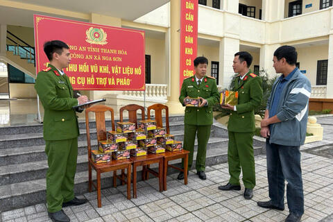 Công an xã Nga Sơn vận động giao nộp 30,4kg pháo