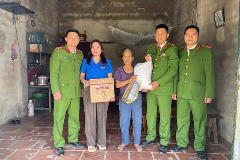 Đoàn Thanh niên Công an xã Lương Sơn tặng quà cho gia đình có hoàn cảnh khó khăn nhân dịp Tết Dương lịch 2026