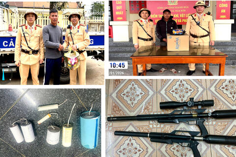 Cảnh sát giao thông tiếp nhận nhiều vũ khí, pháo nổ do người dân giao nộp