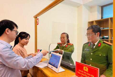 LÁ CHẮN SỐ TRÊN TRẬN TUYẾN CHỐNG “GIẶC LỬA”: Đột phá dịch vụ công: Vì Nhân dân phục vụ (Bài 3)