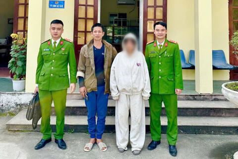 Công an xã Vĩnh Lộc hỗ trợ công dân bị lạc trong đêm trở về với gia đình