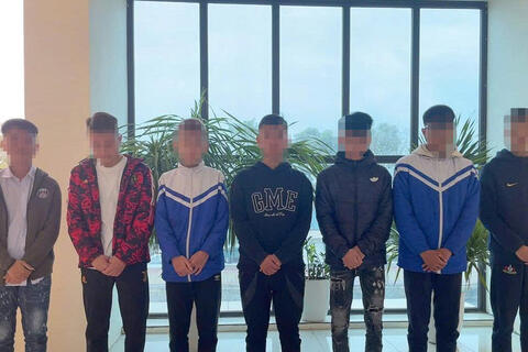 Công an phường Đông Sơn gọi hỏi răn đe 8 thanh, thiếu niên vi phạm trật tự an toàn giao thông