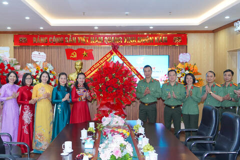 Thiếu tướng Tô Anh Dũng tặng hoa chúc mừng Hội Liên hiệp Phụ nữ tỉnh nhân Ngày Quốc tế Phụ nữ 8/3