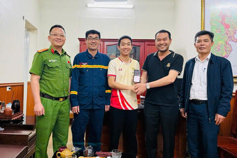 Cán bộ Phòng Cảnh sát PCCC và CNCH trả lại 500 triệu đồng người dân chuyển nhầm