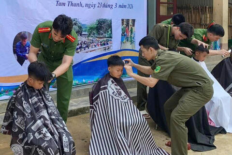 Tuổi trẻ Công an xã Tam Thanh: Cắt tóc miễn phí - Lan toả yêu thương
