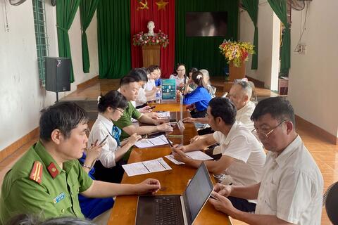 Công an phường Đông Tiến hỗ trợ người dân tích hợp tài khoản an sinh xã hội: Ngân hàng và nhà mạng viễn thông cùng tham gia