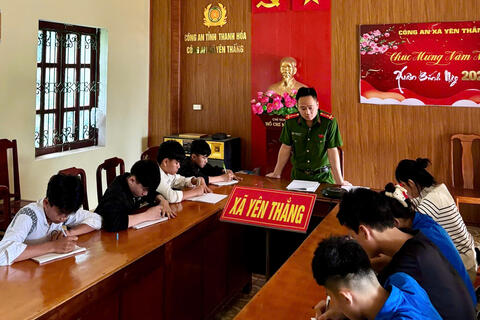 Lớp học “đặc biệt” của Công an xã miền núi Yên Thắng: Lặng thầm những bước chân vì tương lai con trẻ