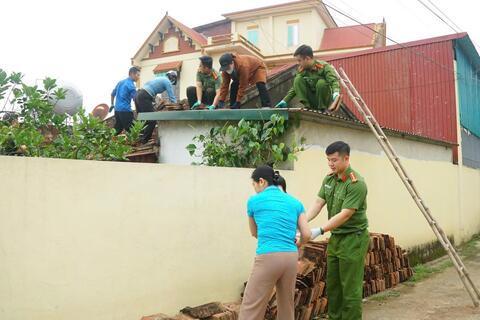 Đoàn thanh niên Công an phường Đông Tiến hỗ trợ Nhân dân khắc phục hậu quả mưa đá