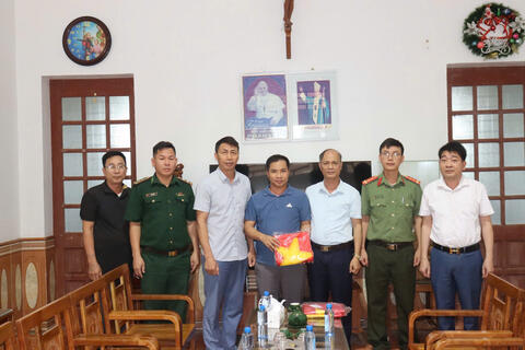 Công an xã Nga Sơn tuyên truyền, vận động treo cờ và trao tặng cờ Tổ quốc tại các cơ sở tôn giáo nhân kỷ niệm Ngày Giải phóng miền Nam, thống nhất đất nước