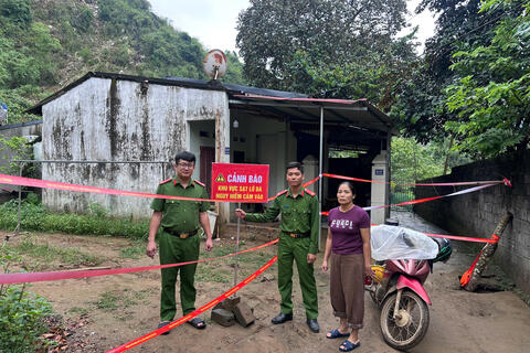 Công an xã Cẩm Thủy hỗ trợ người dân khắc phục hậu quả sạt lở đá