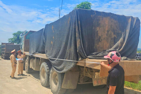 Công an Thanh Hóa cương quyết xử lý nghiêm xe quá tải, cơi nới thành thùng