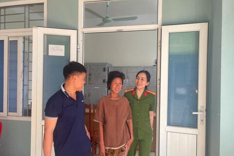 Công an phường Hạc Thành kịp thời hỗ trợ người phụ nữ đi lang thang trở về với gia đình