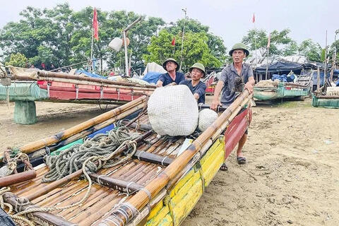 Công an xã Hoằng Thanh phối hợp triển khai các giải pháp phòng chống khai thác hải sản bất hợp pháp
