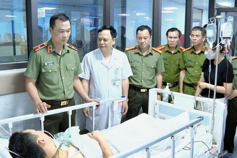 Không lùi bước trước hiểm nguy, cán bộ Cảnh sát phòng chống ma tuý bị thương khi làm nhiệm vụ