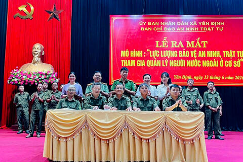 Yên Định ra mắt mô hình “Lực lượng bảo vệ an ninh, trật tự tham gia quản lý người nước ngoài ở cơ sở”